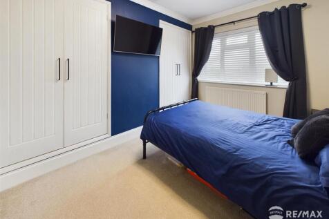 Bedroom 1.jpg