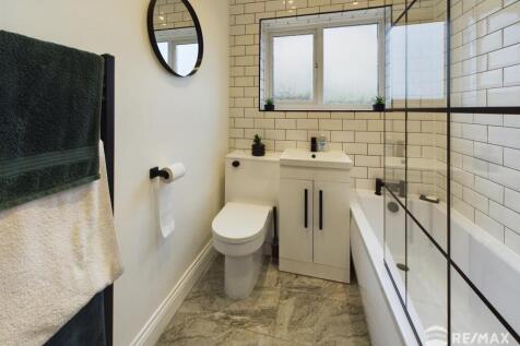 Bathroom (2).jpg