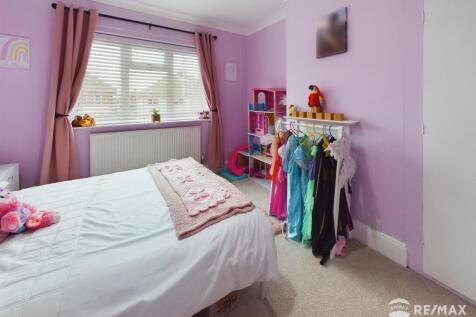 Bedroom 2 (3).jpg
