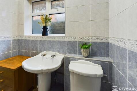 Bathroom (2).jpg