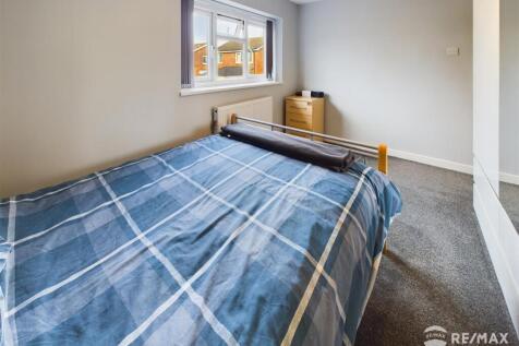 Bedroom 2 (2).jpg