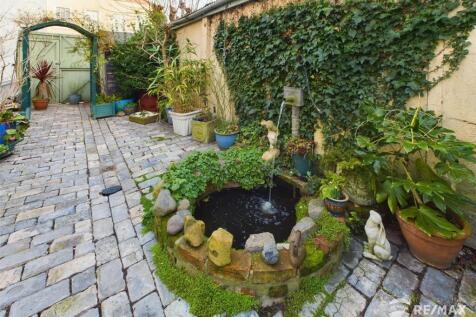 Courtyard (3).jpg