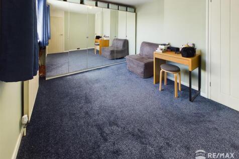 Bedroom 1.jpg