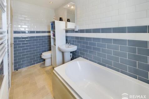 Bathroom (2).jpg