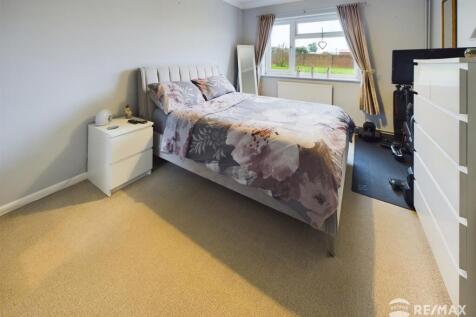Bedroom 1.jpg