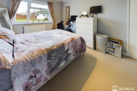 Bedroom 1 (2).jpg