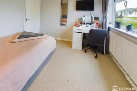Bedroom 2 (2).jpg