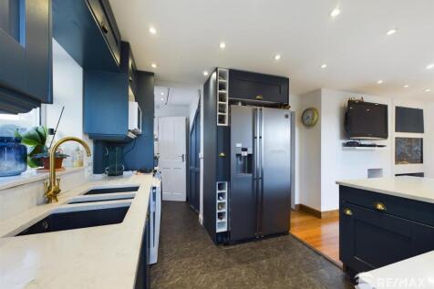 Kitchen (2).jpg