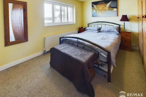 Bedroom 1.jpg