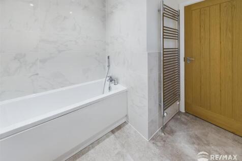 Bathroom (2).jpg