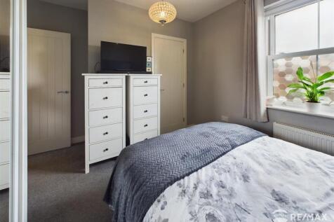 Bedroom 1 (3).jpg