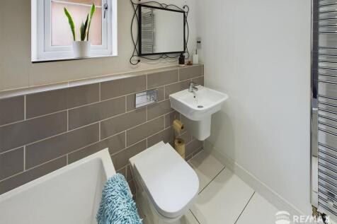Bathroom (2).jpg