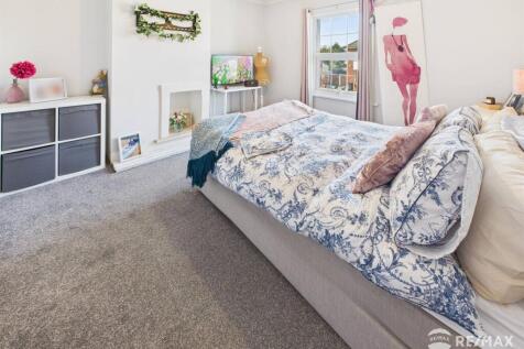 Bedroom 1.jpg