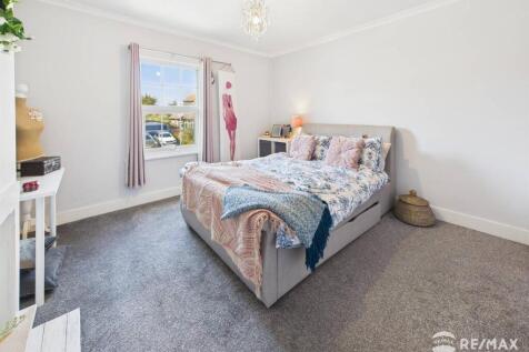 Bedroom 1 (2).jpg