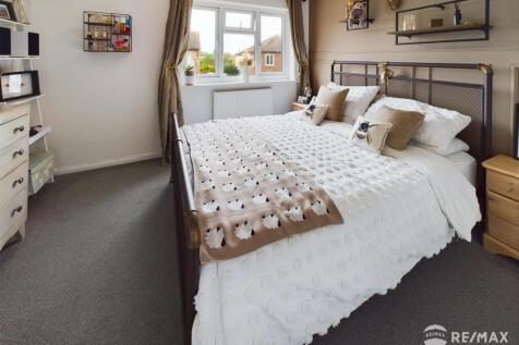 Bedroom 1 (2).jpg