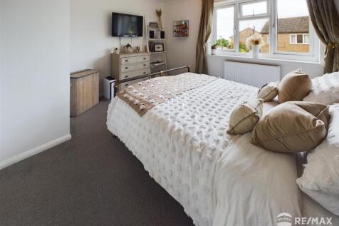 Bedroom 1 (3).jpg