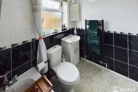 Bathroom (2).jpg