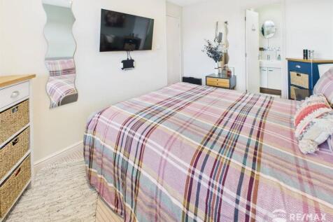 Bedroom 1 (2).jpg