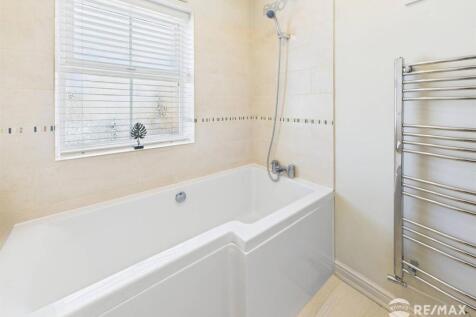 Bathroom (2).jpg