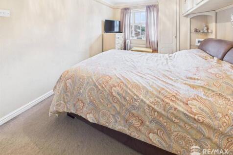 Bedroom 1 (2).jpg