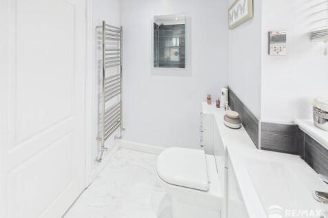 Bathroom (2).jpg