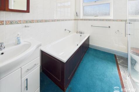 Bathroom (2).jpg