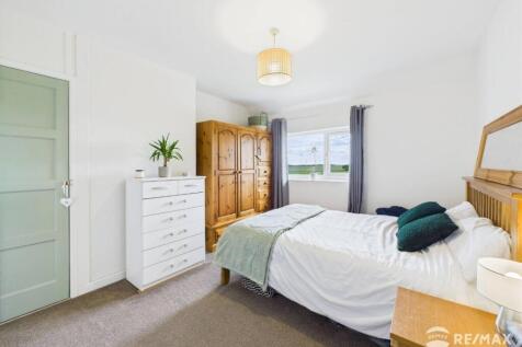Bedroom 1.jpg