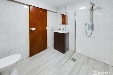 en-suite shower room (2).jpg