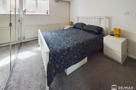 Bedroom 1 (2).jpg