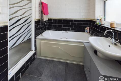 Bathroom (2).jpg