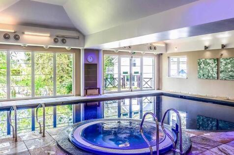Resort Pool &amp; Wellness