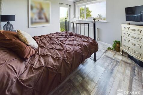 Bedroom 1 (2).jpg
