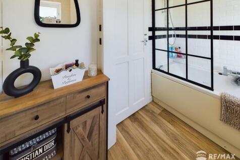 Bathroom (2).jpg