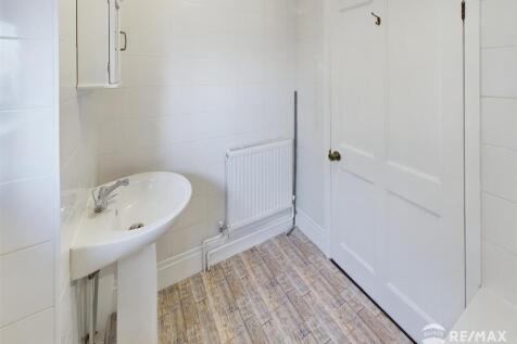 Bathroom (2).jpg