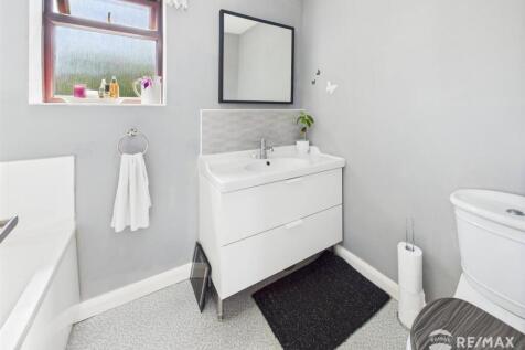 Family Bathroom.jpg