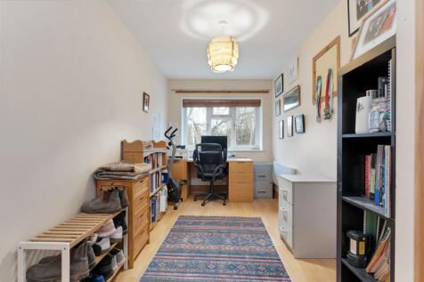 Bedroom / Study