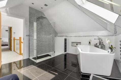Principal Bedroom En-Suite