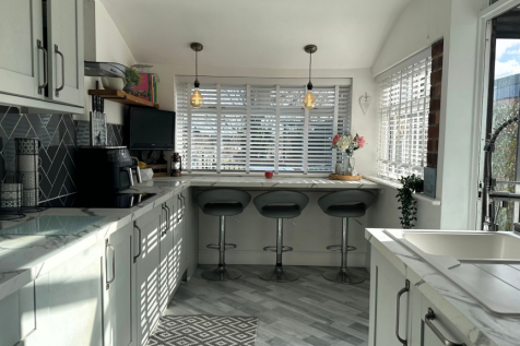 Kitchen with Breakfast Bar