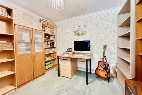 Bedroom 5 / Study