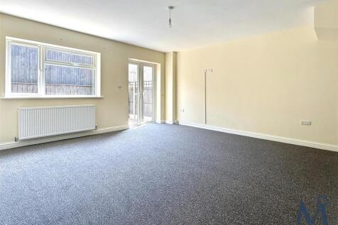 Spacious Living Room Diner