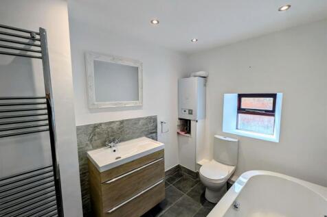 bathroom 3.jpg