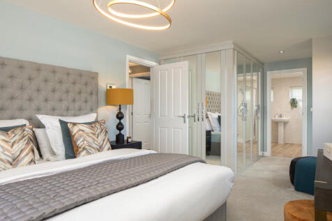 en suite main bedroom in the Marlowe 5 bedroom home