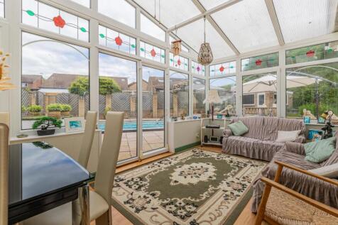 Wimbourne Crescent 14-34.jpg