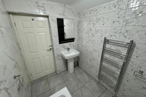 Ivy5Bathroom....jpg