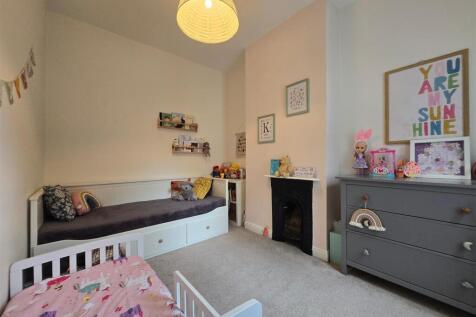 Bedroom 1.jpg