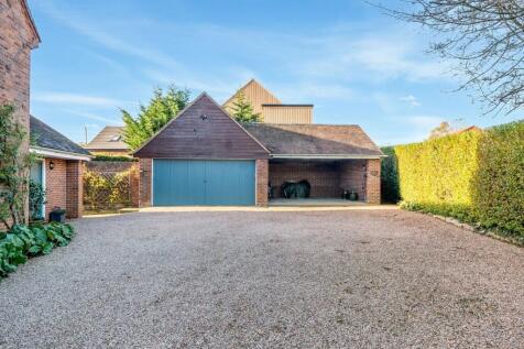 Double Garage Double Carport EV Charging Ample Parking