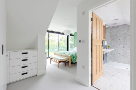 Principal Suite With Dressing Area And En-suite