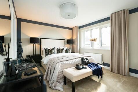 Grand main bedroom which overlooks the rear garden