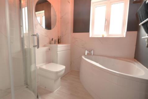 &#39;jack n jill&#39; family bathroom