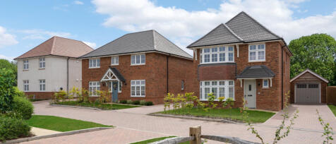 Redrow street scene featuring detached homes at Hamlet Park
